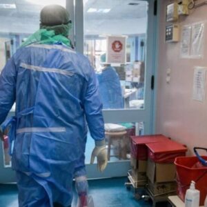 Το «επιτελικό» κράτος κατεβάζει ρολά στα χειρουργεία και οδηγεί τον κόσμο σε ιδιώτες