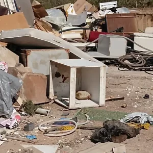 ΚΑΡΑΒΟΣ ΑΛΙΒΕΡΙΟΥ: ΣΚΟΥΠΙΔΟΤΟΠΟΣ Η ΤΟΥΡΙΣΤΙΚΗ ΠΑΡΑΛΙΑ ΤΟΥ